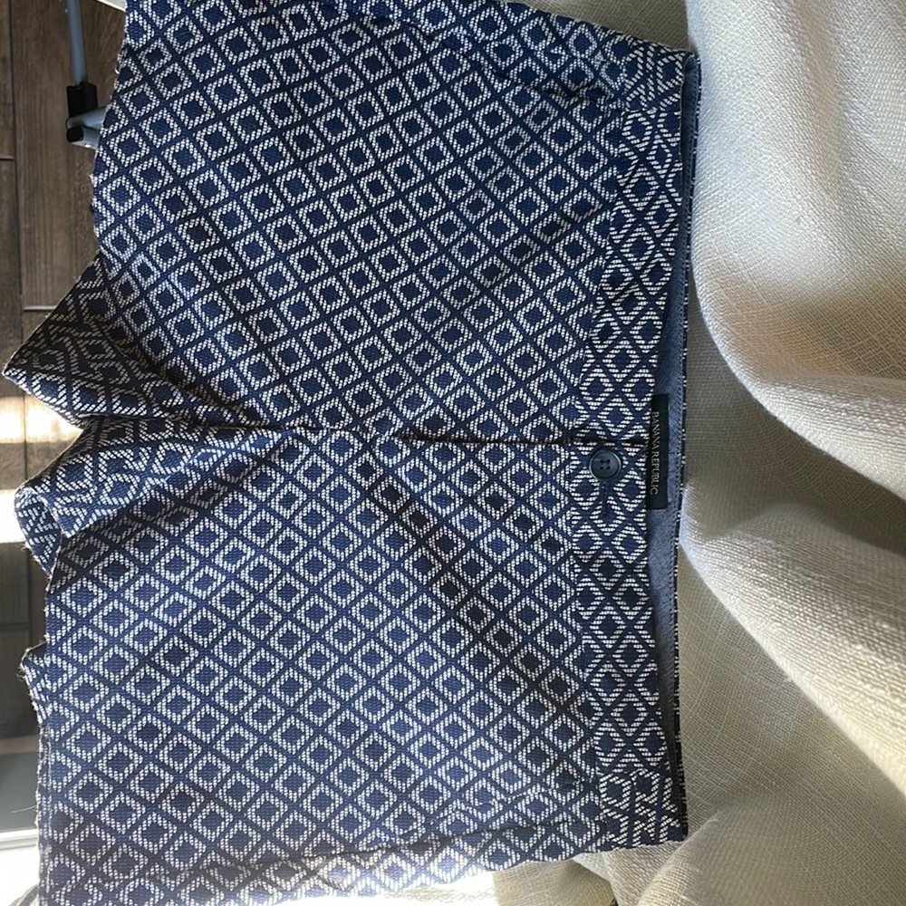 Navy and white banana republic size 2 Hampton fit shorts